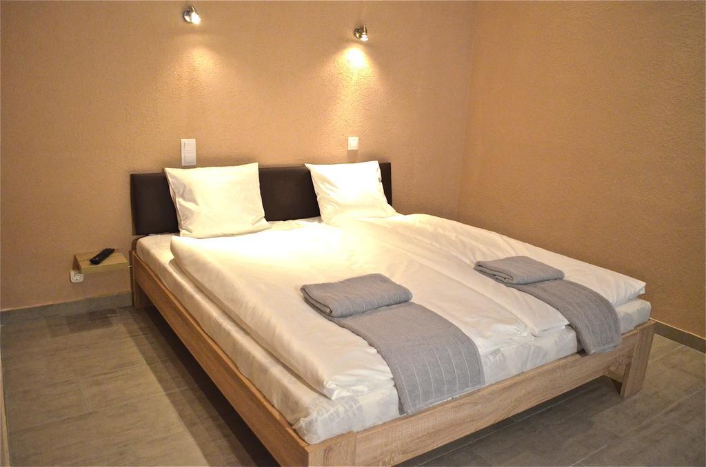 Luxe For Less Apartments Budapest Room photo