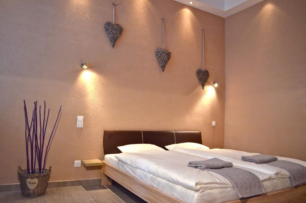 Luxe For Less Apartments Budapest Room photo